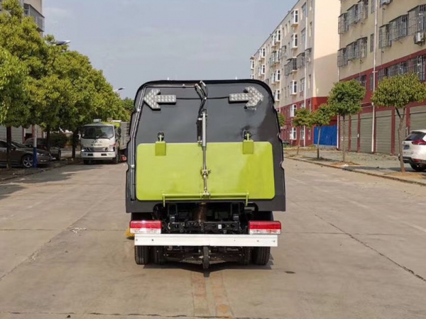 東風途運2600mm掃路車(0.8方水罐,1.7方塵罐)