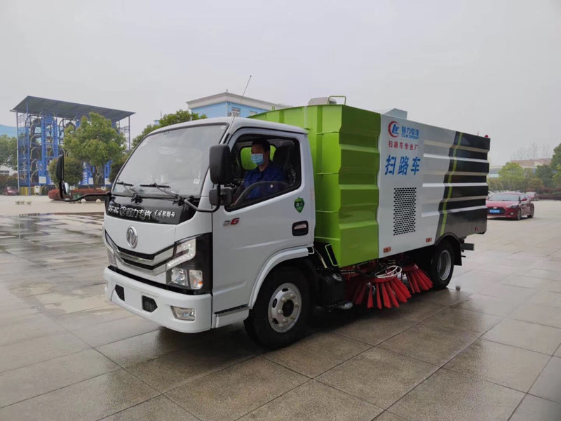 東風小多利卡掃路車（1.5方水罐，4方塵罐）