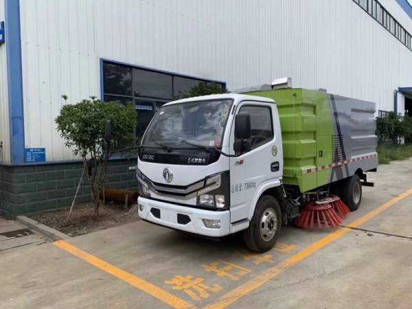 東風小多利卡掃路車(1.5方水罐,4方塵罐)