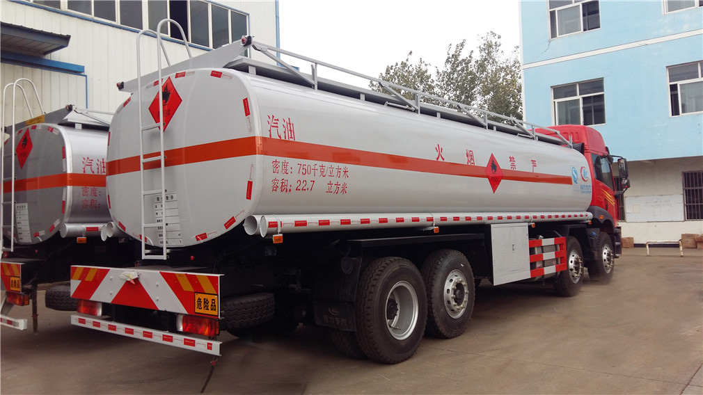 解放前四后六26.6方運(yùn)油車