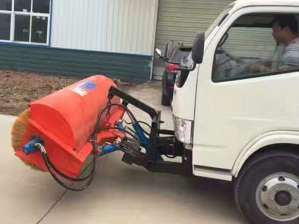 國(guó)五小多利卡掃路車(chē)裝2米除雪滾