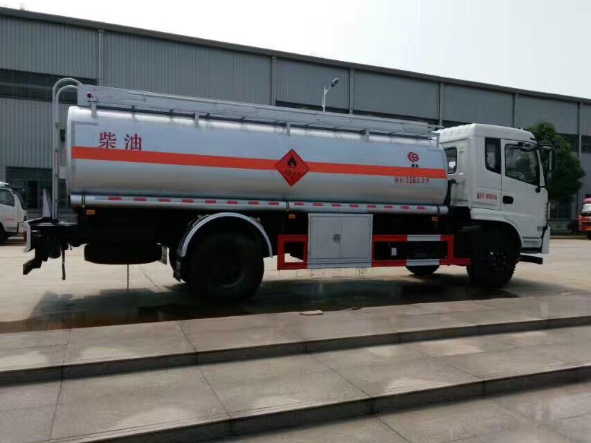 國五東風(fēng)專底運(yùn)油車