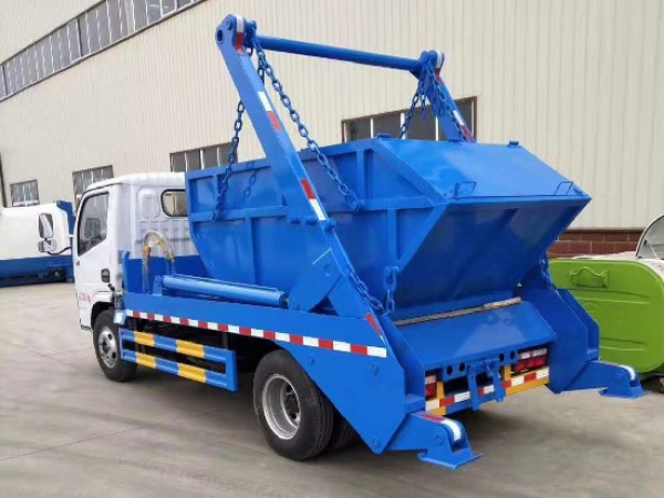 東風(fēng)小多利卡國(guó)六5方擺臂式垃圾車(chē)