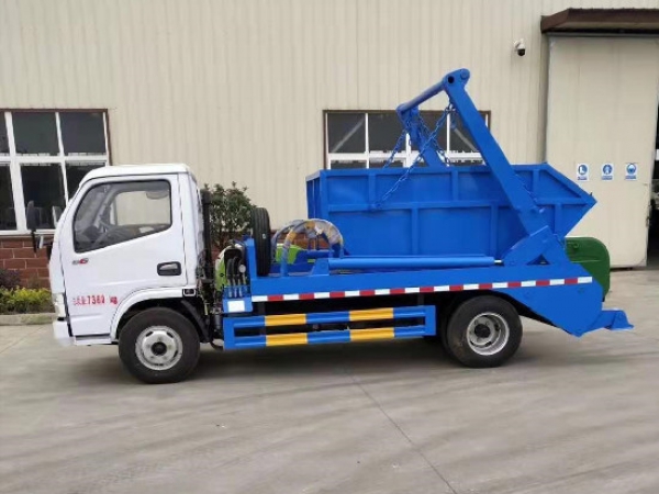 東風(fēng)小多利卡國(guó)六5方擺臂式垃圾車(chē)