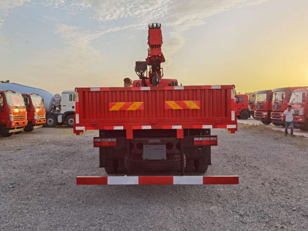 東風(fēng)D7前四后八12-16噸隨車吊