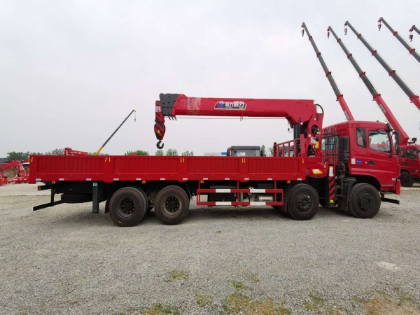 東風D17前四后八12-16噸隨車吊