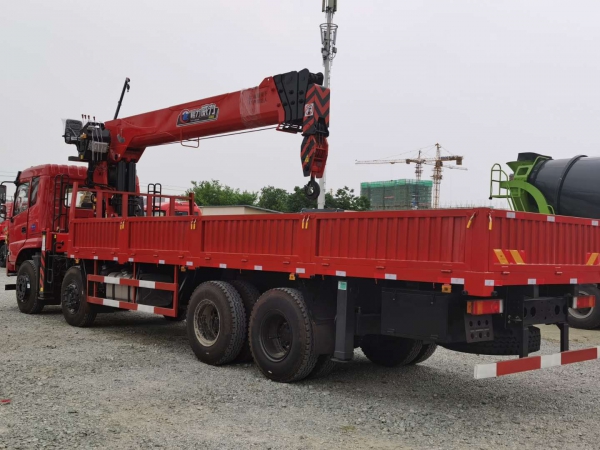 東風D17前四后八12-16噸隨車吊