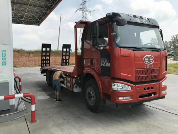 解放J6后八輪平板運(yùn)輸車(chē)