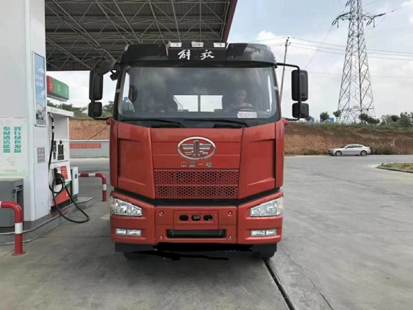 解放J6后八輪平板運(yùn)輸車(chē)