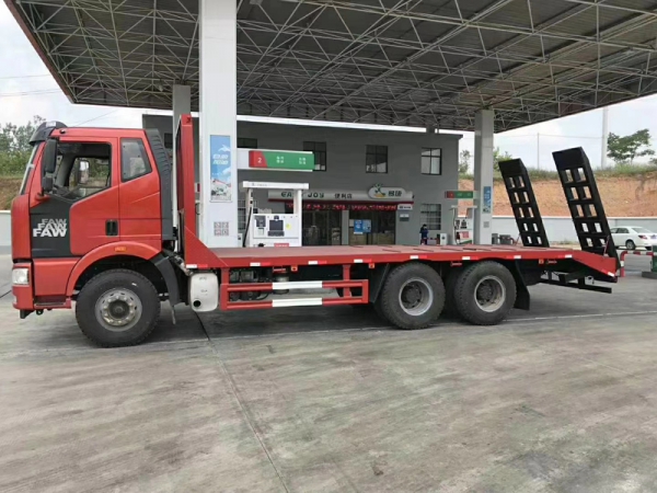 解放J6后八輪平板運(yùn)輸車(chē)