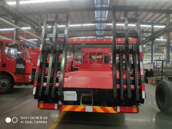 東風(fēng)齊星前四后八挖機(jī)平板拖車(chē)