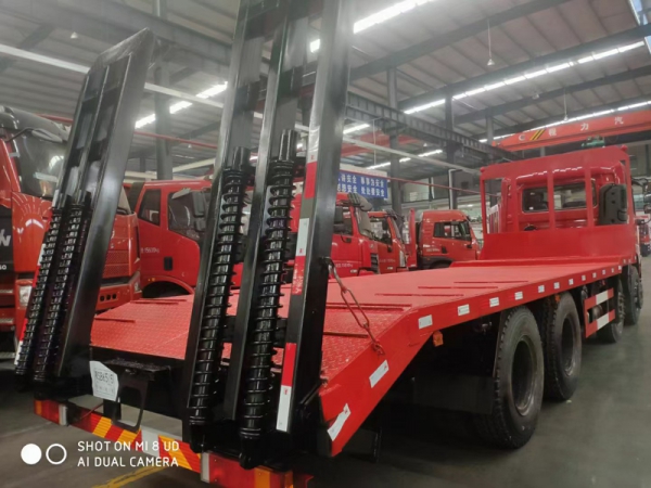 東風(fēng)齊星前四后八挖機(jī)平板拖車(chē)