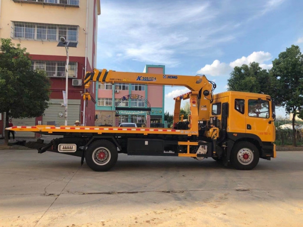 東風(fēng)D9帶吊平板清障車