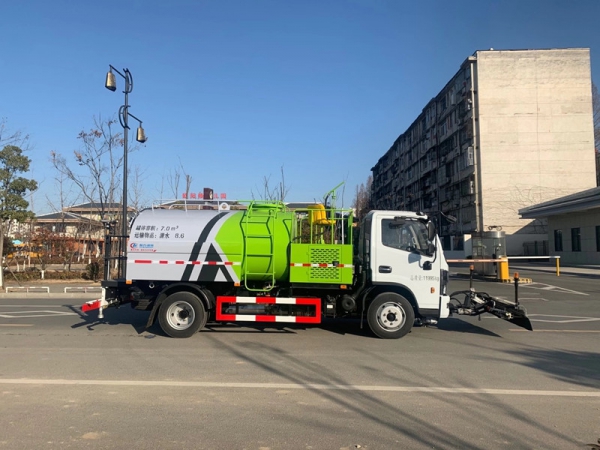 東風多利卡8方道路養(yǎng)護車，清洗車價格