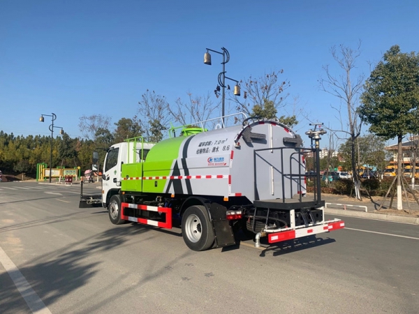 東風多利卡8方道路養(yǎng)護車，清洗車價格