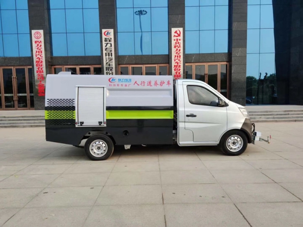 長安2.5方路面養(yǎng)護車，清洗車多少錢