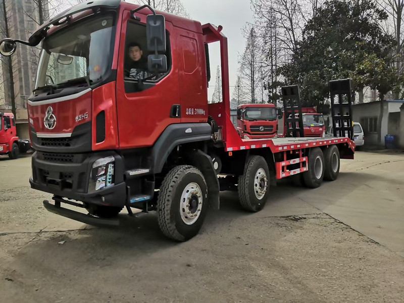 國六柳汽乘龍前四后八平板運輸車，挖機拖車