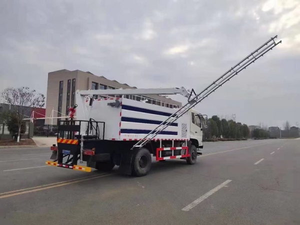 東風(fēng)四驅(qū)光伏板清洗車，8方水罐