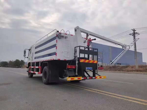 東風(fēng)四驅(qū)光伏板清洗車，8方水罐