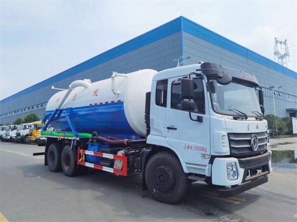 東風(fēng)D17后雙橋18方吸污車,配水循環(huán)泵加10米吸污帶。