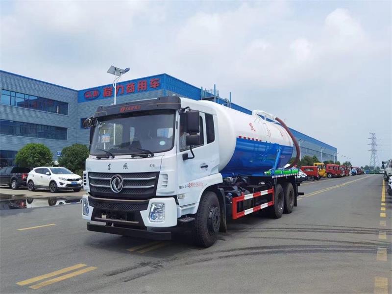 東風D17后雙橋18方吸污車，配水循環泵加10米吸污帶。