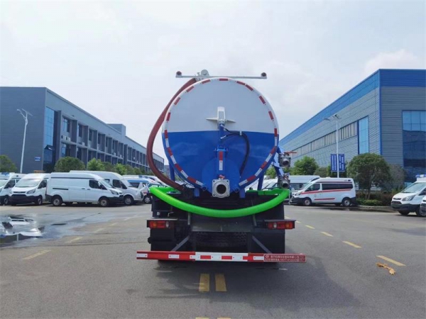 東風(fēng)D17后雙橋18方吸污車,配水循環(huán)泵加10米吸污帶。