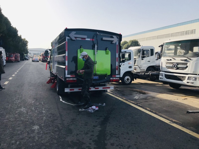 東風多利卡5.5方掃路車